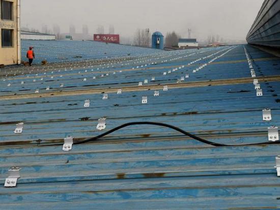 Zonne-montagesysteem op metalen dak
