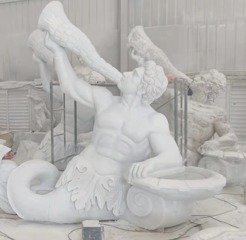 Marmeren standbeeld van Triton Blowing Conch
