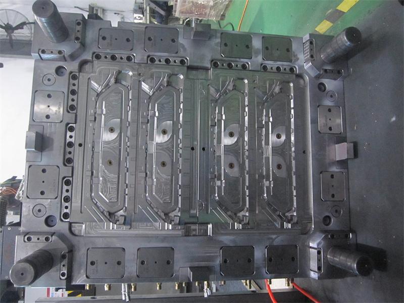 Automotive Adapter Frame Multi-Cavity Mold met Multi Lifters
