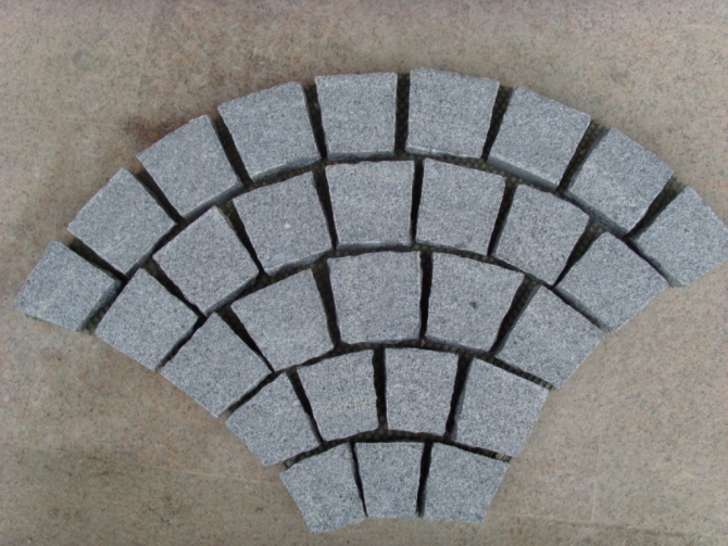 grijze granieten mazen straatsteen
