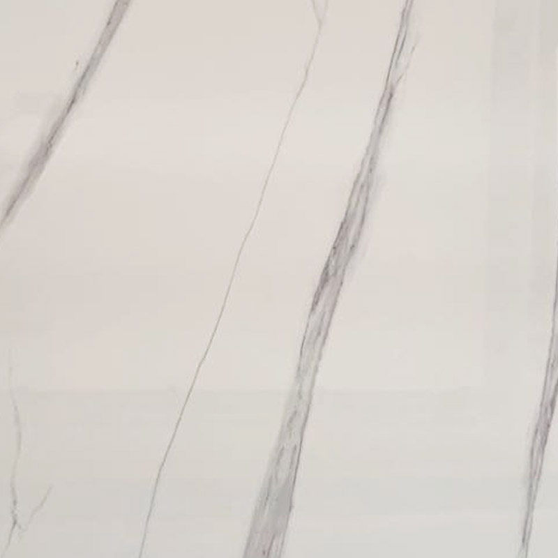 Wit kunstmarmer met grote grijze aderen
