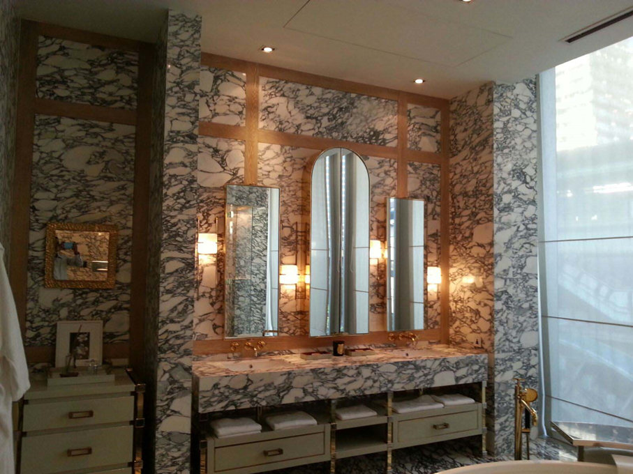 Wit marmeren badkamer van Arabescato