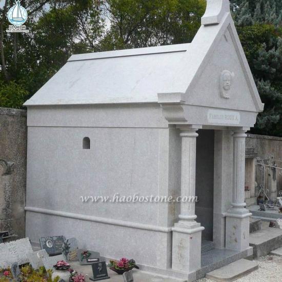 Grijs granieten kruis gesneden familiemausoleum voor crematie
