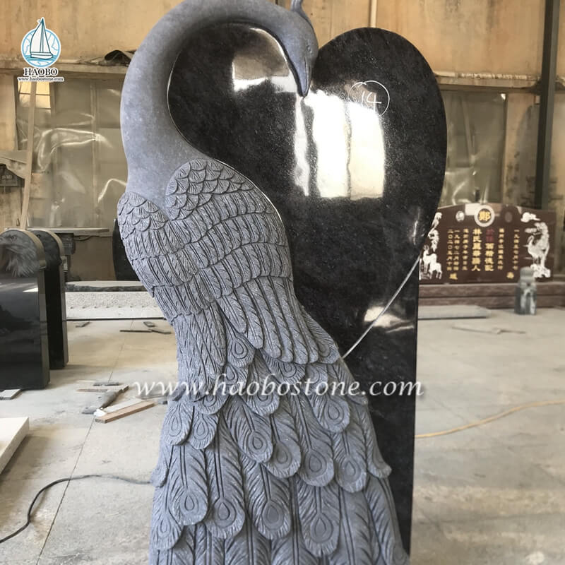 Bahama Blue Granite Heast Shaped Peacock Carved Grafsteen
